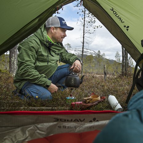 Mikäpä sen parempaa, kuin keitellä nokipannukahvit, ihailla maisemia ja köllähtää telttaan päiväunille. Kuvassa näkyy Kesänkitunturi. 