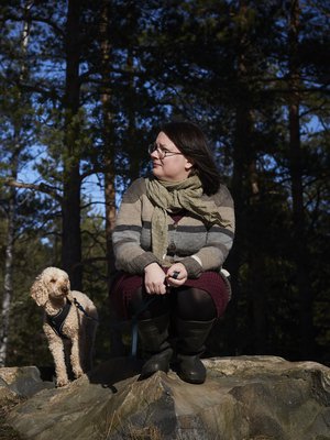 Auli Viitala sanoo olevansa onnekas, koska elää keskellä keskiluokkaa, jossa kymmenen euroa on pieni raha. Jos vaikka lasten kouluun on yllättäen tarvittu rahaa, sitä e i ole ollut vaikea saada lainaksi. ”Kaikilla ei ole yhtä hyvä tilanne.”