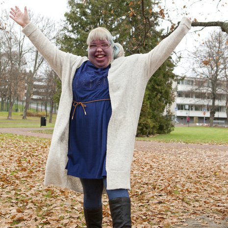 Merkonomi ja suurtalouskokki Nina Kanninen, 28, asuu avomiehensä kanssa Naantalissa ja toivoo löytävänsä töitä. Nina sairastaa harvinaista Sturge-Weberin oireyhtymää.