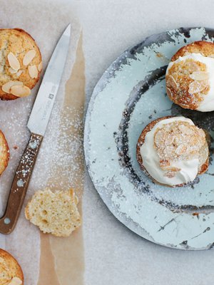 Muffini tarjoillaan mantelimassan ja kermavaahdon kera.