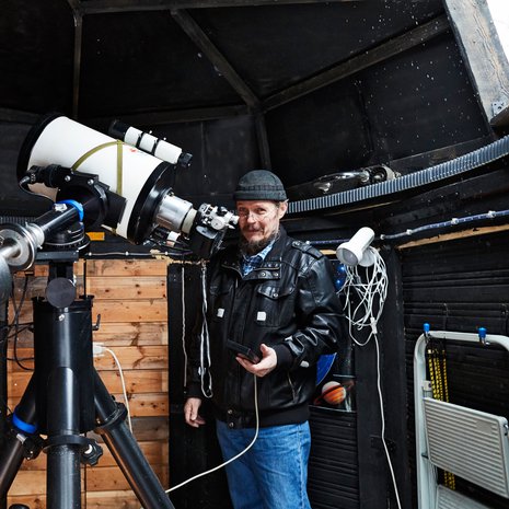 Isoon kaukoputkeen Kai asensi kameran.