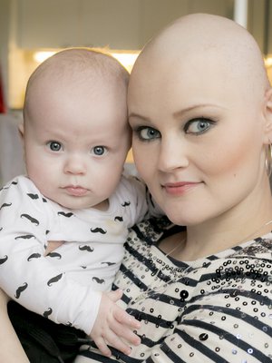 "Kun ajattelen metsää, on jollakin tavalla helpompi ajatella myös kuolemaa – tai edes yrittää ymmärtää. Sekin on paljon, sillä vasta 32-vuotiaana kahden pienen pojan äitinä ei olisi vielä minun aikani kuolla.”