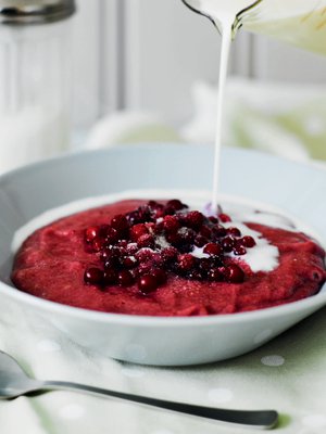 Ruispuolukkapuurosta tulee hyvää myös ilman vatkaamista. Parhaimmalta puuro maistuu kylmänä.