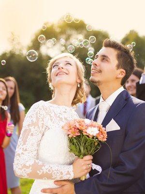 Paita ja taskuliina sopivat miehen asun kokonaisilmeen piristämiseen. Hauskat mutta hillityt kuviot ovat miesten pukeutumisessa trendikkäitä, pukumyyjä kertoo.