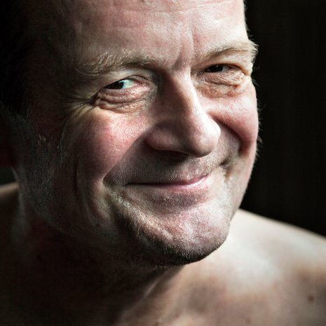 Tampereella Raivion tekstiä tulkitsevat nuoret näyttelijät eivät olleet kuulleetkaan Hymyhuulet-ohjelmasta, josta Raivio tuli­ huipputunnetuksi 1980-luvulla.