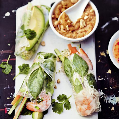 Kesärullat ovat mainiota illanistujaisruokaa: pilko kasvikset valmiiksi ja anna syöjien koota omat rullansa.