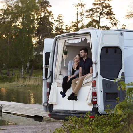 Linnea ja Arno ovat pysäyttäneet kotinsa Espoon Nuottaniemen venesatamaan nähdäkseen ilta-auringon. Yöksi he aikovat ajaa Linnean työpaikan eli ambulanssihallin viereen. ”Välillä kodin sijainnin ratkaisee näköala, välillä lyhyt työmatka”, Linnea sanoo.