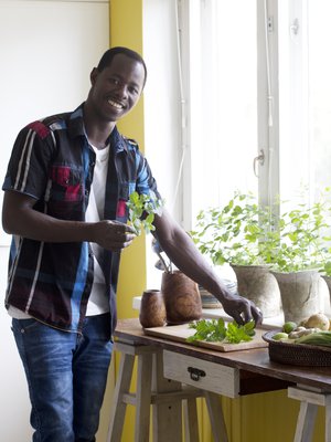 26-vuotias helsinkiläinen Ousman Sowe tarjoilee ataya-minttuteetä ystävilleen, sillä se on gambialainen tapa. Hän on asunut Suomessa 1,5 vuotta.