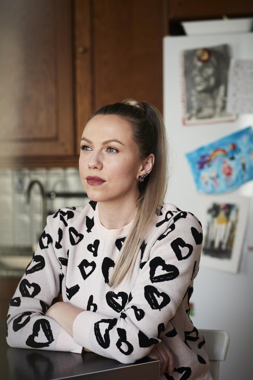 ”Monilla aikuisilla oli tapana sanoa meille maahanmuuttajatytöille, että pidättehän tulevaisuuden tavoitteet realistisina. Se suututti minua. Halusin juristiksi entistä kovemmin", Vera sanoo.