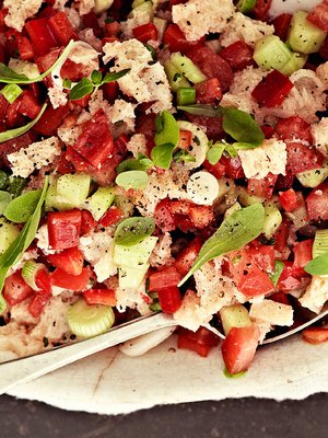 Gazpachosalaatissa kirpeys ja raikkaus yhdistyvät onnistuneesti.