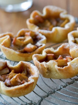 Tartelettien täytteenä on omenaa ja toffeeta.