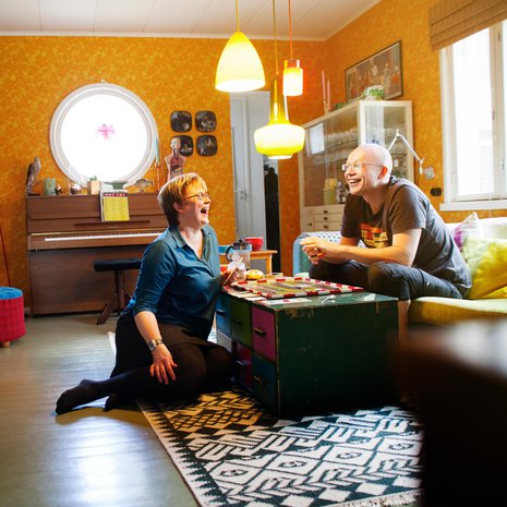 Kirjailijat Aino Havukainen, 47, ja Sami Toivonen, 45, asuvat Sastamalassa Mauri Kunnaksen lapsuudenkodissa. Heidän perheeseensä kuuluvat 12- ja 14-vuotiaat tyttäret. Kaksikko tunnetaan parhaiten Tatu ja Patu -kirjoistaan, joita on käännetty 21 kielelle