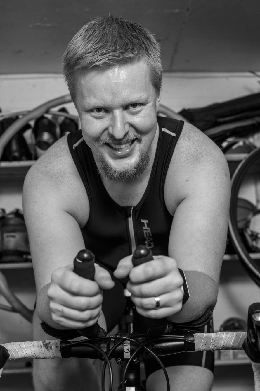 "Rakkaus urheiluun on yhdistänyt meitä isäni kanssa eniten. Isä sai härnättyä minut mukaan Tukholman maratonillekin", kertoo Jari Lottonen.