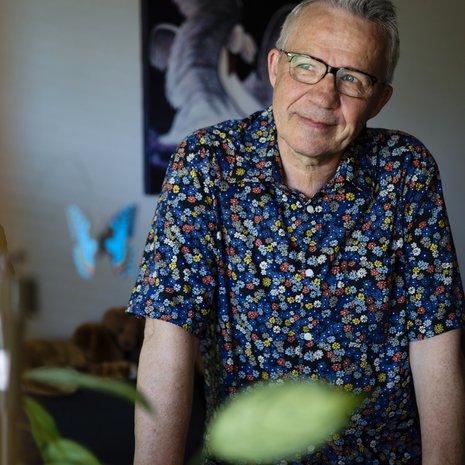 ”Yritin isänä niin paljon, että välillä menin liiallisuuksiin. Minun oli vaikea päästää lapsia silmistä, hyvä jos vessaan saivat mennä. Nuuskin joka asian, tahdoin tietää kaikkien kavereiden nimet. Ostin toisinaan pakastimeen kymmeniä leipiä kerralla, jotta varmasti riittäisi. Takerruin. Elämä oli silti onnellista. Oli ihania pitkiä kesäpäiviä.”