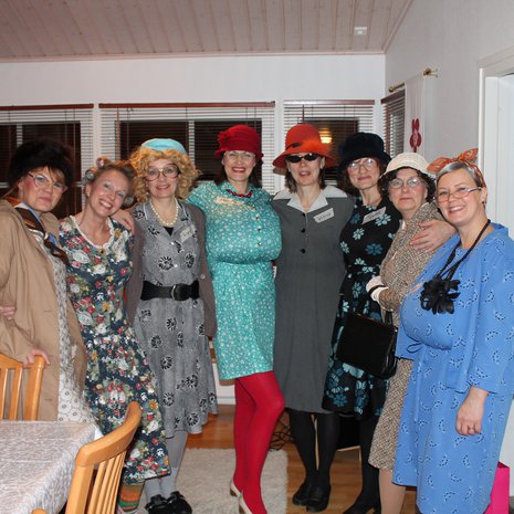 Juhlaväki vasemmalta oikealle: Naima, Esteri, Lyyli, Martta, Vieno, Tyyne, Lempi ja Impi. Kuvasta puuttuu Kaino. 