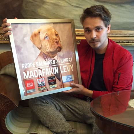 Roope Salminen on 26-vuotias helsinkiläinen laulaja-näyttelijä. 