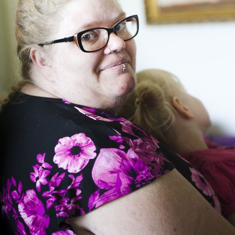 Riitta Palomäki, 33, asuu Hämeenkyrössä. Sairauseläkkeellä olevan Riitan perheeseen kuuluvat puoliso Sami, 37, sekä lapset Ofelia, 5, ja Emil, 3. Perheessä on myös kaksi mäyräkoiraa ja suomenlapinkoira Gimma, josta koulutetaan Riitalle virallinen avustajakoira.