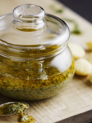 Säilytä pesto lasitölkissä jääkaapissa. Kaada peston päälle muutama sentti oliiviöljyä, jotta pesto ei joudu tekemisiin ilman kanssa.