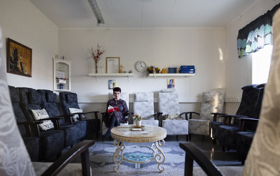 Tuhkimon ryhmätilassa Satu tunnusti yhdeksän vuotta sitten ensi kertaa ääneen olevansa alkoholisti. ”Olihan se käänteentekevä hetki. Sellainen, että apua, sanoin sen ääneen.”