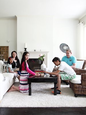 Komea manttelitakka oli Päivi Ryhtän ja Marko Rämön haave jo talon suunnitteluvaiheessa. Tiuku ja Aarni ottavat erän solitairea. Äidin vieressä istuu Silva.