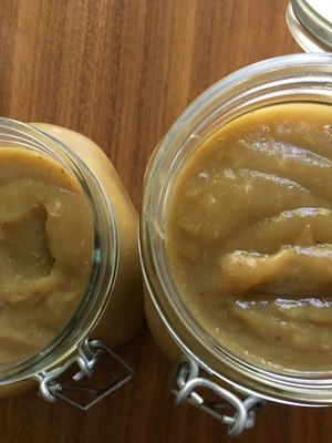 Omenasoseen väri vaihtelee lajikkeen mukaan. Sitruunamehu kirkastaa värin.