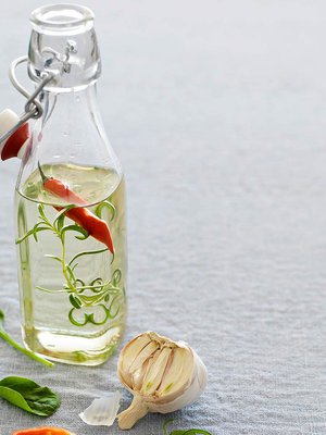 Salaatin ei ole tarkoitus uida kastikkeessa. Pieni tilkka riittää.