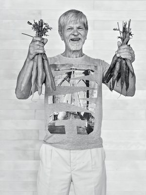 Jussi Tammisola on 71-vuotias kasvinjalostuksen dosentti, joka väitteli mesimarjasta ja luottaa villiruuista lähinnä perinteisiin marjoihin ja parhaisiin metsäsieniin. 