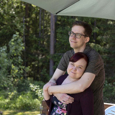 Aluksi erityisherkkyys hämmensi Laura-Mariaa ja Antti-puolisoa. Asiaa oli vaikea sanoittaa. ”Kun nyt tiedän erityisherkkyydestäni, pärjään sen kanssa paremmin”, Laura-Maria Hyttinen sanoo.