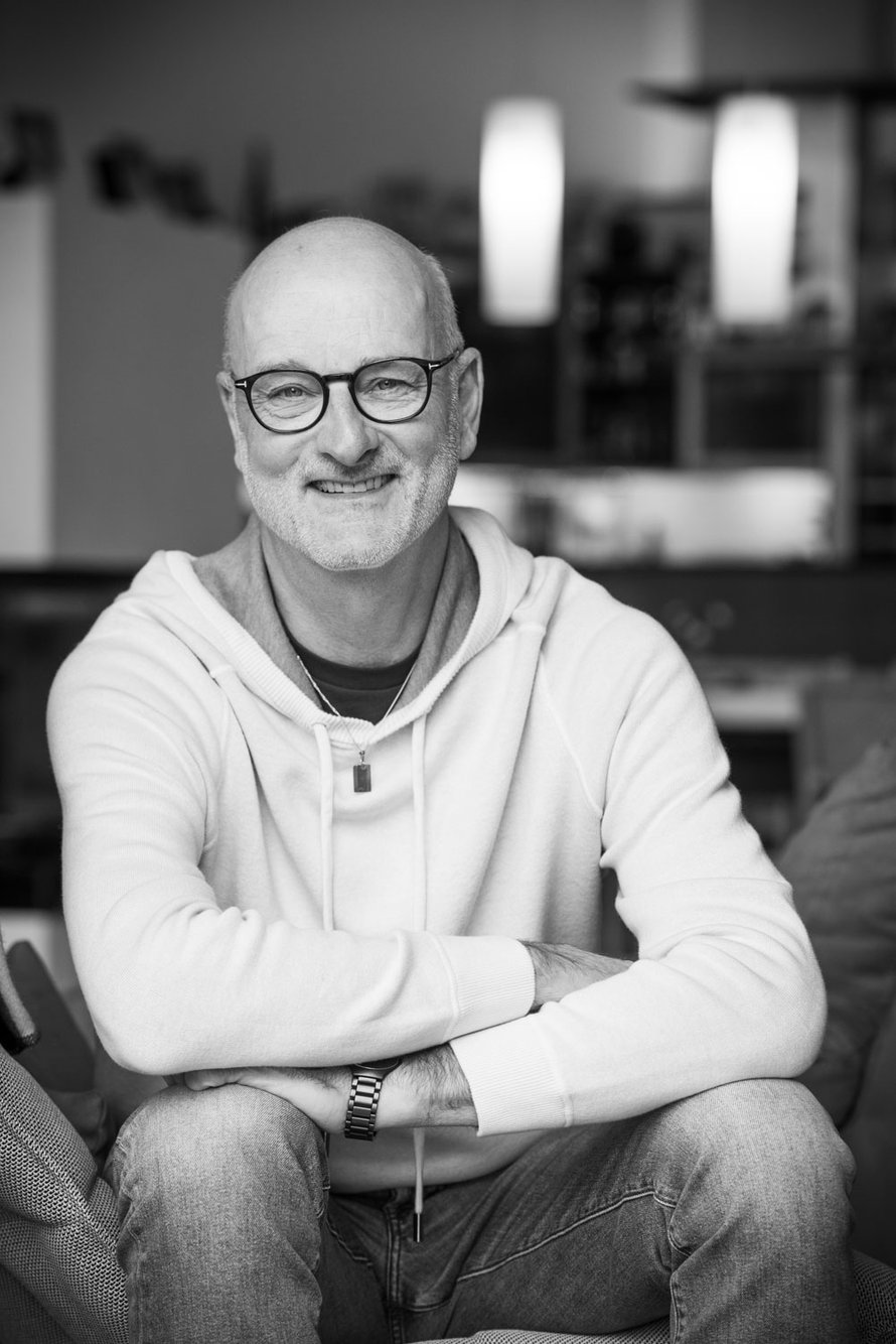 Henrik Dettmann on 63-vuotias Suomen koripallomaajoukkueen päävalmentaja, joka asuu Kauniaisissa vaimonsa ja 13- ja 8-vuotiaiden lastensa kanssa. Dettmannin kirja Kopautuksia julkaistiin syyskuussa.