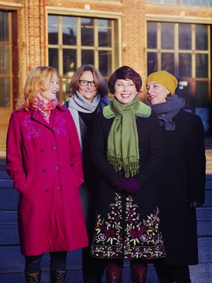 Riikka (toinen oikealta) ja tukijoukot: Kirsti Kuosmanen (vas.), Katri Koski ja Mira Selander.