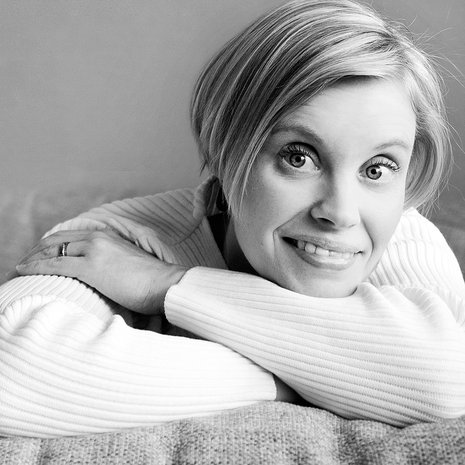 Heidi Lindqvist, 38-vuotias laivatarjoilija vietti lapsuutensa alkoholistiperheessä. Heidin perheeseen kuuluvat aviomies ja kohta kaksivuotias tytär sekä miehen 12- ja 17-vuotiaat tytöt aiemmasta liitosta. Heidi keilaa mielellään Wii-pelikonsolilla.