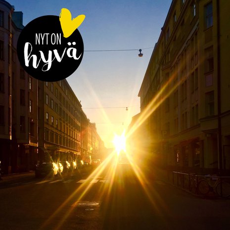 Kevätauringon kultaamilla kaduilla askel on kevyt.