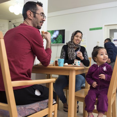 Ahmad Muhkaar Jaraf, Zahra Sultani ja 2-vuotias Sousan lähtivät Kabulista kesäkuisena yönä. Matka Suomeen kesti melkein viisi kuukautta. Nyt he syövät aamupalaa vastaanottokeskuksessa Porvoossa.