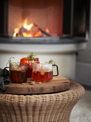 Jouluglögi maistuu nyt hillalta ja omenalta.