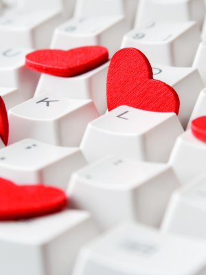 Nettihuijari kirjoittaa juuri ne sanat, jotka haluat lukea. Kuten näin: ”Oli upeaa keskustella kanssasi puhelimessa. Salpaat henkeni, Elina. Nautin todella paljon, kun kuulin äänesi niin selvänä ja kirkkaana.”