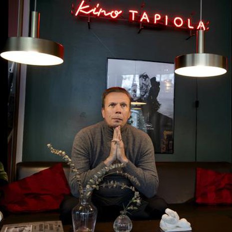 Jukka Rasila kasvoi ilman isää, mutta ei kaivannut häntä lapsena. "Tiesin, että hän on aina kännissä. Olen yrittänyt olla parempi isä kuin omani, mutta olen silti tehnyt virheitä, ollut puhumaton mulkku. Sitä on vaikea antaa anteeksi itselleni.”