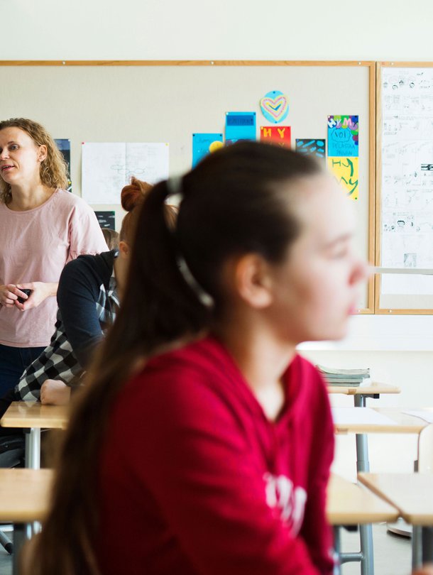 Tälläkin kasiluokan äidinkielen tunnilla Satu Leskelä todennäköisesti sanoo yhden yleisimmistä lauseistaan: ”Ei haittaa, katotaan yhdessä.”