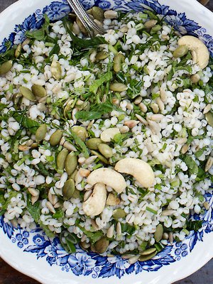 Tabboulehin voi valmistaa jääkaappiin odottamaan tarjoilua.