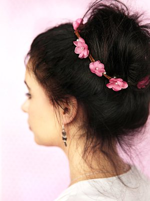 Liian pikkutyttömäisyyden vältät, kun valitset yksinkertaisen kukkapannan tai nauhan, jonka pujotat kampauksen sekaan.