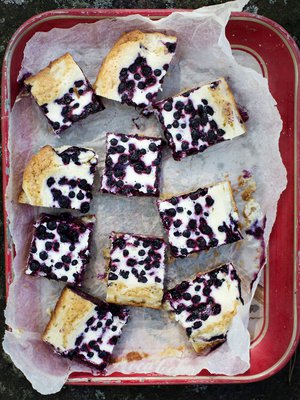 Voit käyttää tuorejuuston tilalla myös rahkaa, jolloin ruuduista tulee happamampia ja kevyempiä.