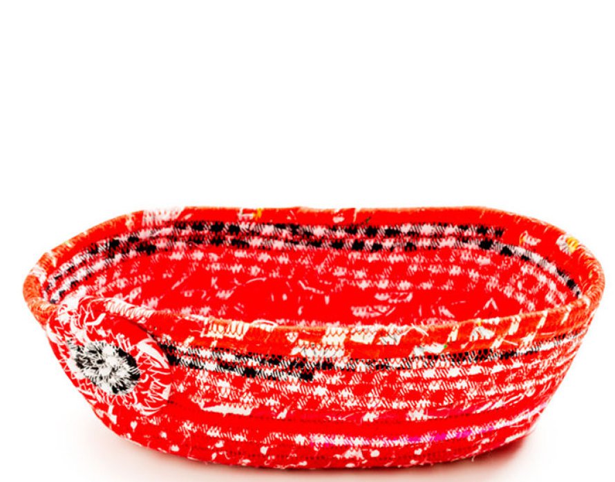 Ritva osti rautakaupan tyhjäksi lippunarusta, kieputti sen ympärille kangasta ja tikkasi pinnoitetun narun kulhoiksi. Vain yksi neula katkesi.