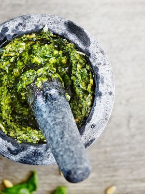 Unohda hailakka purkkipesto ja survo itse maukas kastike.