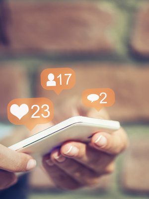 Yhtäkkiä saattaakin huomata olevansa mustasukkainen mobiililaitteelle, vaikka suhteen alussa tuntui, että puhuttavaa kumppanin kanssa riittäisi loputtomiin.