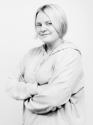 Eerika Vahe, 16, asuu Tampereella isänsä, äitipuolensa ja kahden sisaruspuolensa kanssa. Hän opiskelee liiketalouden perustutkintoa. Jonain päivänä Eerika haluaa asua omassa kodissa, jossa on paljon koiria. 