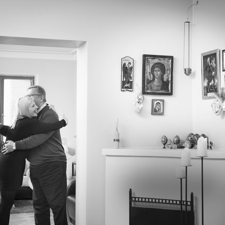 Kun miniä ja appiukko tapaavat, he halaavat aina. Ortodoksiset perinteet tulivat Vapun elämään avioliiton kautta. Siitä kertovat ikonit Vapun kodin seinillä.