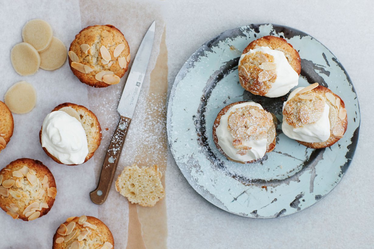 Muffini tarjoillaan mantelimassan ja kermavaahdon kera.