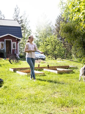 Tämä pihapiiri on  Anne-Marille rakkaampi  kuin mikään  muu paikka  maailmassa. Hän iloitsee joka päivä siitä, että uskalsi olla rohkea ja toteuttaa unelmansa.