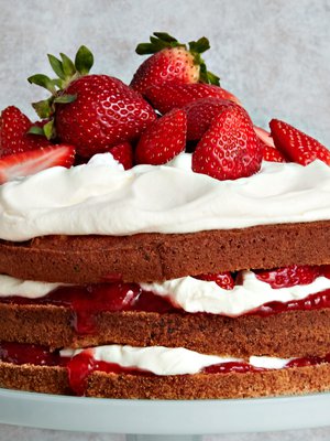 Naked cake vai kevyesti kermalla sivellyt reunat? Sinä päätät!