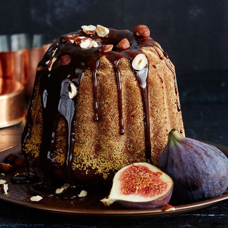 Jouluaaton odotus kutkuttaa, kun kaapissa piileskelee folioon kääritty kuivakakku.