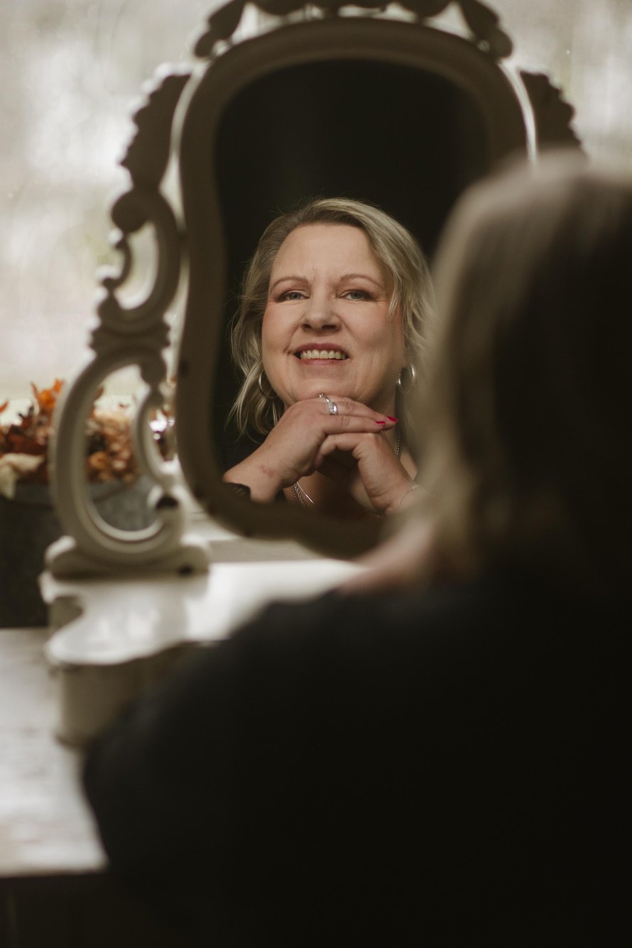 Minna tunnistaa nykyään hyvin ennakkoon, milloin masennus- tai hypomaniajakso on alkamassa. ”Olen aamuvirkku ja herään usein viideltä. Yksi merkki masennuksesta on se, jos unet alkavat venyä seitsemään ja tuntuu, etten piristy nopeasti.”